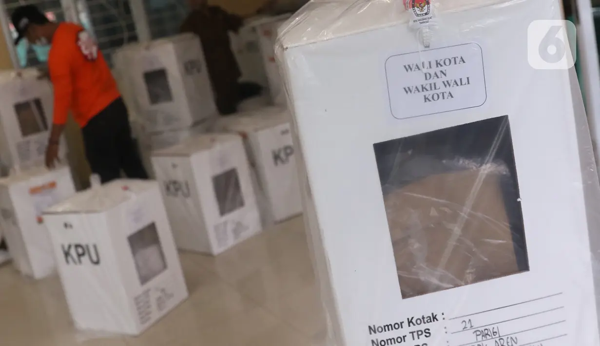 Kesibukan pendistribusian logistik pilkada di Parigi, Tangerang Selatan, Selasa (8/12/2020). Petugas Panitia Pemilihan Suara (PPS) mendistribusikan logistik kotak suara ke masing-masing TPS di wilayah tersebut sebagai persiapan Pilkada Tangerang Selatan 2020. (Liputan6.com/Angga Yuniar)