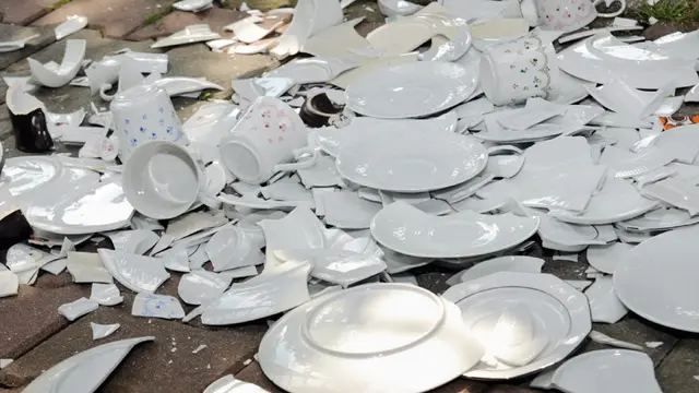 Aksi Pembawa Acara yang Buktikan Piring Tahan Pecah Ini Justru Berakhir Kocak