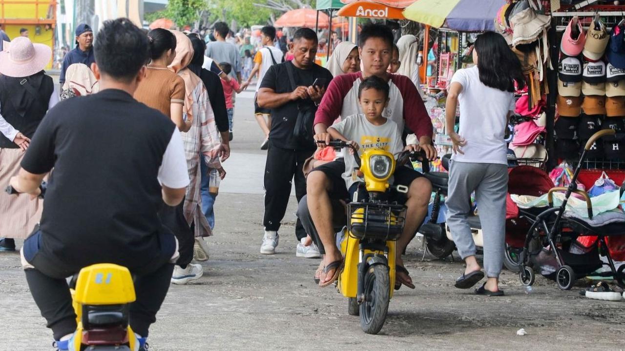 Para pengunjung diimbau untuk tetap menjaga kebersihan dan mematuhi peraturan yang berlaku demi kenyamanan bersama. Foto: Liputan6.com / Herman Zakharia<br>