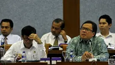 Menkumham Yasonna Laoly (kiri) dan  Menkeu Bambang Brojonegoro saat rapat dengan Badan Legislasi DPR di Gedung DPD RI, Jakarta, Senin (28/9/2015).Rapat tersebut membahas RUU JPSK (Jaring Pengaman Sistem Keuangan). (Liputan6.com/Johan Tallo)