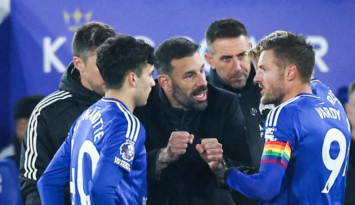 Van Nistelrooy ditunjuk menggantikan Steve Cooper yang dipecat usai kekalahan dari Chelsea. Eks caretaker Manchester United ini dikontrak selama 2,5 tahun. (AFP/Adrian Dennis)