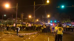 Aparat kepolisian terlihat di lokasi sebuah truk pickup yang menabrak Parade Mardi Gras di New Orleans, Sabtu (25/2). Truk itu menabrak tiga kendaraan lain sebelum membelok ke kerumunan penonton parade. (Chris Granger/NOLA.com The Times-Picayune via AP)