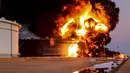 Tangki minyak yang terbakar di di pelabuhan Es Sider, Libya, (6.1).  Libya telah mewspadai  ancaman bagi industri energi, akibat kekacauanh politik di negaranya. (REUTERS / Stringer)