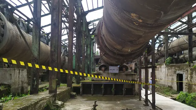 Menelusuri pabrik Indarung I di kawasan PT Semen Padang. Pabrik ini berdiri pada Maret 1910 dengan nama NV Nederlandsch Indische Portland Cement Maatschappij (NV NIPCM).