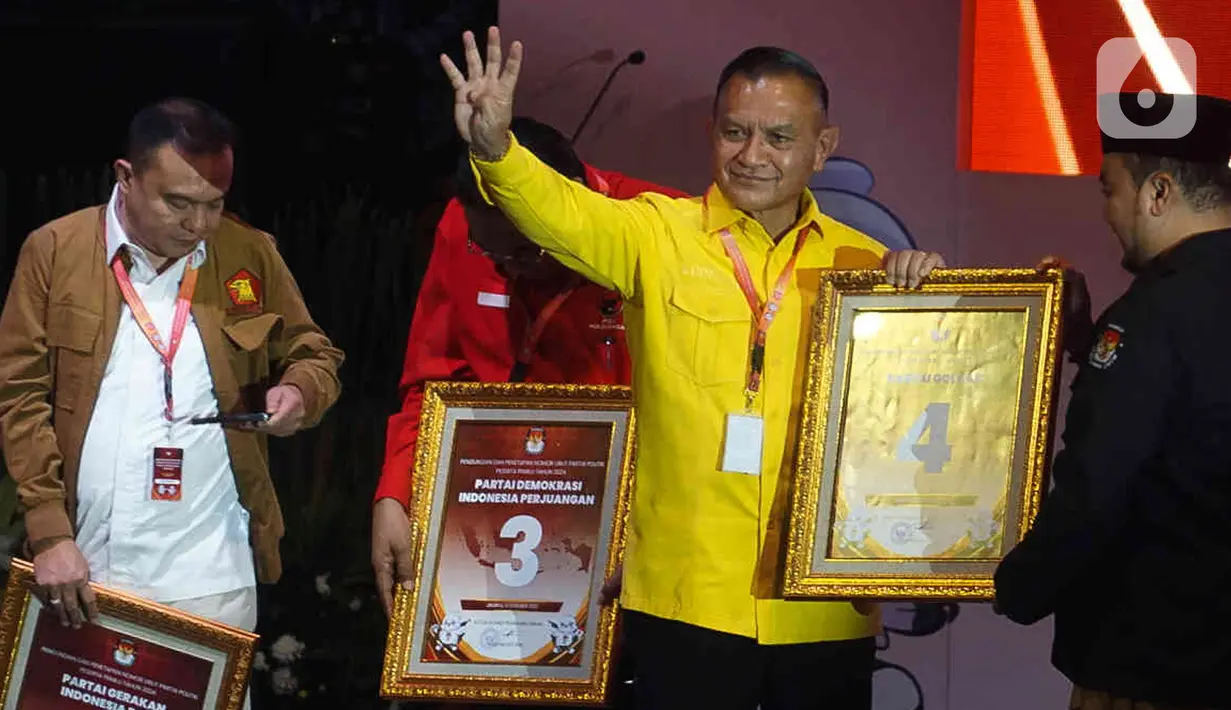 Sekjen Partai Golkar Lodewijk Freidrich Paulus menerima nomor urut di gedung KPU, Jakarta, Rabu (14/12/2022). Komisi Pemilihan Umum (KPU) menggelar acara pengundian dan penetapan nomor urut partai politik peserta Pemilu 2024. 17 partai politik yang lolos menjadi peserta Pemilu 2024 pun telah mendapatkan nomor urutnya masing-masing. (Liputan6.com/Herman Zakharia)