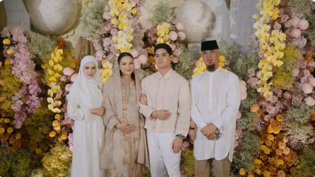 6 Potret Gamis dan Kebaya Mulan Jameela di 7 Bulanan Alyssa Daguise, Menawan
