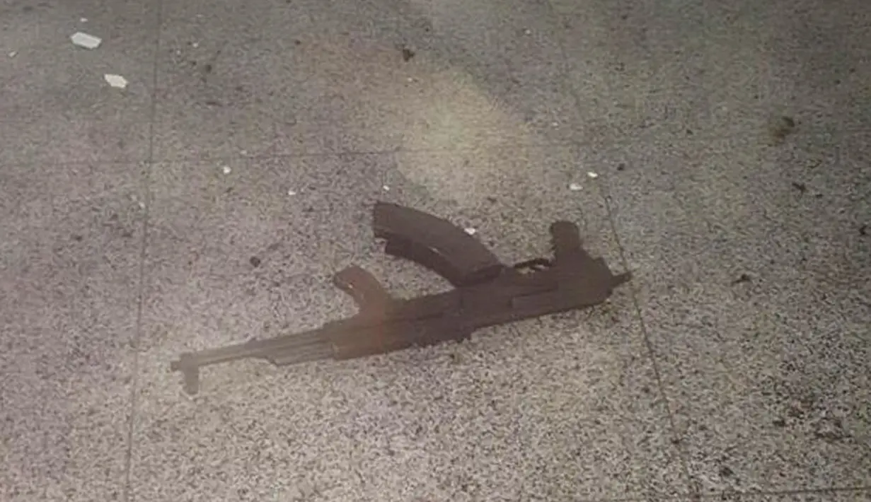 Sebuah senjata api tergeletak di lantai lokasi teror bom yang mengguncang bandara Ataturk, Istanbul, Turki, Selasa (28/6). Diduga senjata api tersebut digunakan para pelaku melepaskan tembakan sebelum meledakkan diri. (140journo / via Reuters)