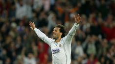 Penyerang Real Madrid Ruud Van Nistelrooy merayakan gol saat pertandingan Liga Champions melawan Steaua Bucharesti di Stadion Santiago Bernabeu, Spanyol, Rabu (1/11/2006). (AFP Photo/Pedro Armestre)