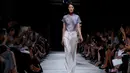 Model berjalan di catwalk memperagakan busana koleksi Spring/Summer 2017 karya desainer Amerika Adam Andrascik untuk rumah mode Guy Laroche selama Fashion Week di Paris (28/9). (REUTERS/Gonzalo Fuentes)