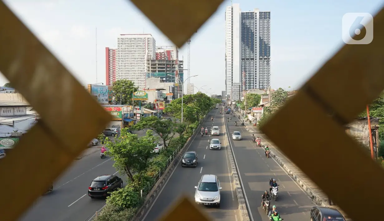 Suasana arus lalu lintas di Jalan Margonda Raya, Depok, Rabu (15/1/2020). Wakil Walikota Depok Pradi Supriatna mengatakan rencana revitalisasi jalur sepeda di Jalan Margonda akan dimulai pada 2020 sebagai upaya memberi ruang pesepeda serta mengurangi polusi udara. (Liputan6.com/Immanuel Antonius)