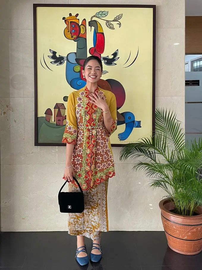 Public figure pakai kebaya encim