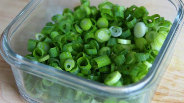 Selain bumbu rempah, beberaia jenis daun-daunan membuat masakan Indonesia lebih terasa nikmat.