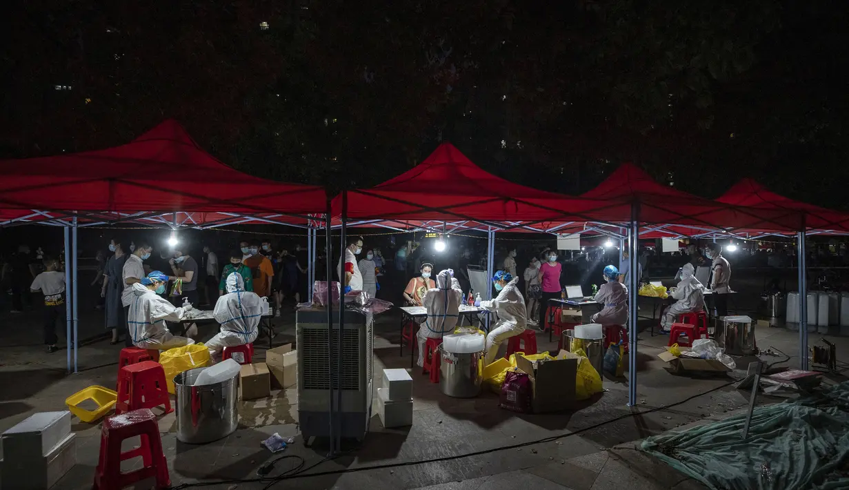 Warga menerima tes asam nukleat untuk virus corona di Wuhan di provinsi Hubei tengah China (3/8/2021). China sebelumnya telah membatasi aktivitas warga di beberapa kota, dengan imbauan tetap berada di rumah mereka.  (AFP/STR)