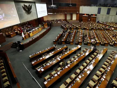 Suasana rapat Paripurna ke 14 di Gedung Nusantara II DPR, Jakarta, Senin (11/12). Rapat Paripurna tersebut membahas beberapa angenda salah satunya Pembacaan pengunduran diri Setya Novanto sebagai ketua DPR. (Liputan6.com/Johan Tallo)