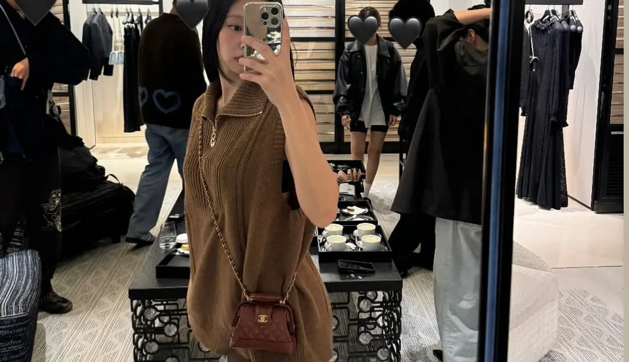 Melepas cardigannya, Jennie BLACKPINK pamer Mini Bag with Top Handle dari Chanel seharga Rp92jutaan [@jennierubyjane]