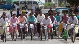 Para wanita memulai balapan dari garis start saat perlombaan sepeda Cholita di El Alto, La Paz, Bolivia. (12/11). Balapan yang setiap tahun diadakan ini digelar dengan lintasan 10 kilometer. (AP Photo / Juan Karita)