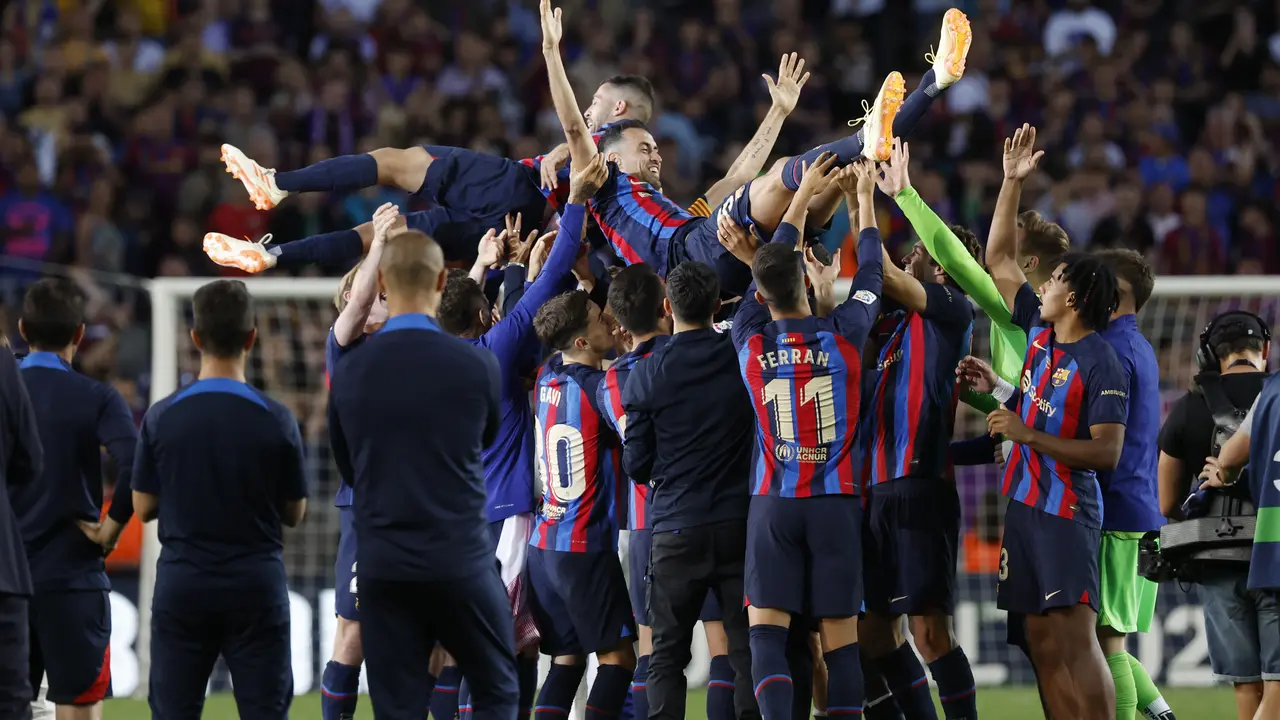 Momen Perpisahan Jordi Alba dan Sergio Busquets di Barcelona