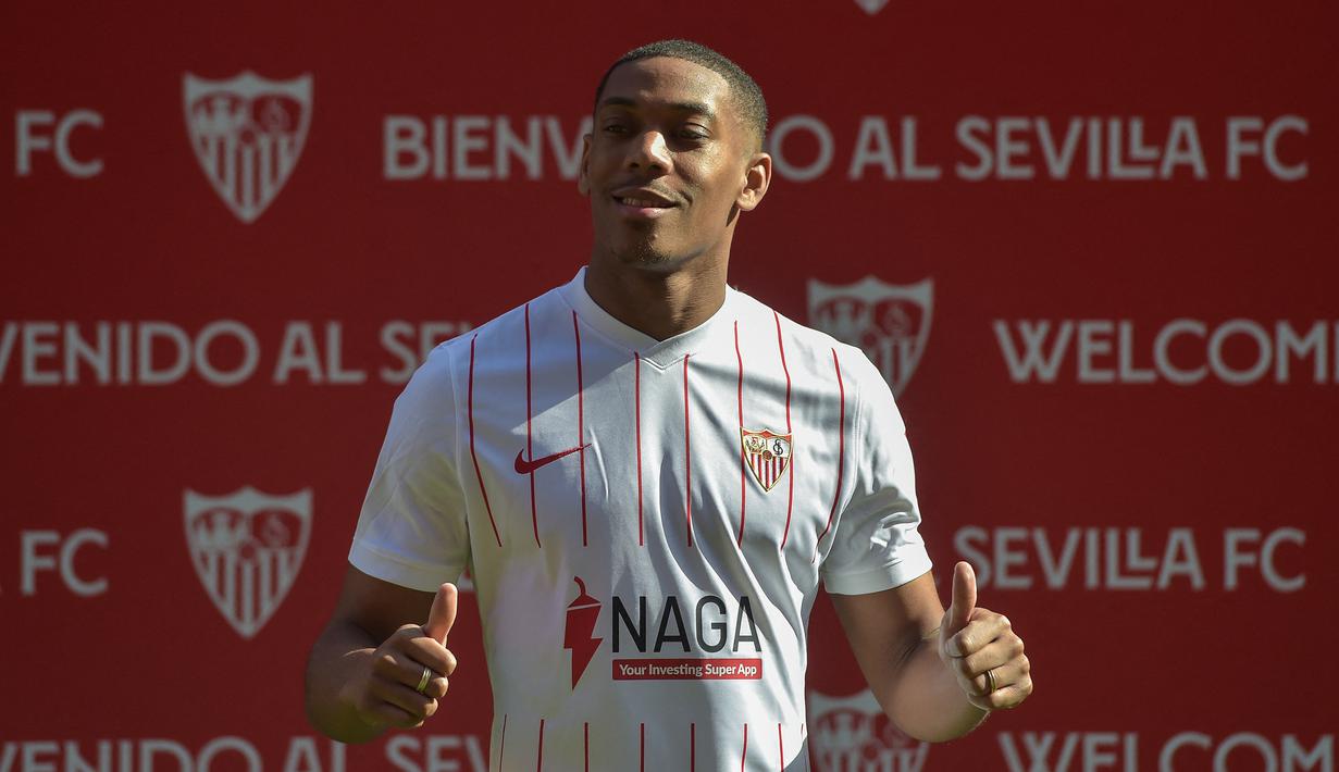 Anthony Martial. Striker Prancis berusia 26 tahun ini dipinjamkan Manchester United ke Sevilla hingga akhir musim 2021/2022 pada 25 Januari 2022 lalu. Meski tidak ada opsi pembelian di akhir musim, namun ia telah memberi isyarat untuk tidak akan kembali ke MU. (AFP/Cristina Quicler)