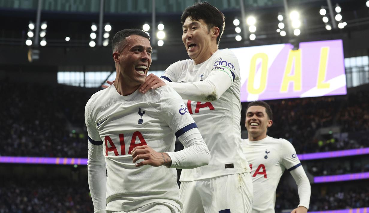 Selebrasi bek Tottenham Hotspur, Pedro Porro bersama rekannya, Son Heung-min setelah mencetak gol ketiga timnya ke gawang Nottingham Forest pada laga pekan ke-32 Premier League 2023/2024 di Tottenham Hotspur Stadium, London, Minggu (7/4/2024) malam. (AP Photo/Ian Walton)