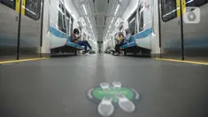 Penumpang berada di dalam kereta Moda Raya Terpadu (MRT) di Jakarta, Rabu (14/10/2020). Setelah menghentikan layanan operasional karena unjuk rasa, PT MRT Jakarta pada hari ini, Rabu (13/10), kembali beroperasi secara normal. (merdeka.com/Imam Buhori)