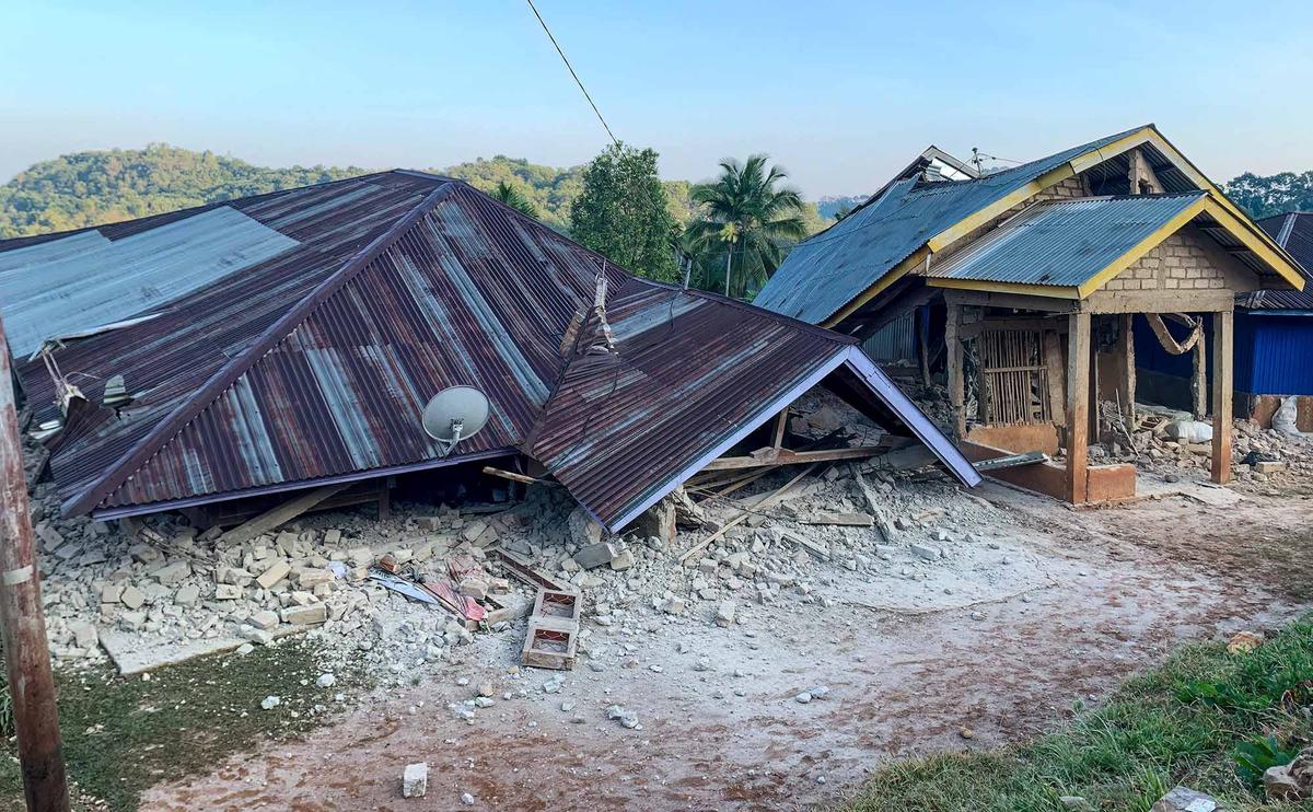 Gempa Dahsyat M 7,7 Guncang Flores Warga Berhamburan Mengungsi