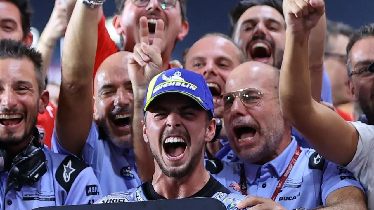 Kemudian para rivalnya yang di antaranya Pecco Bagnaia, Enea Bastianini hingga Marc Marquez menghampiri Fabio untuk mengucap selamat.