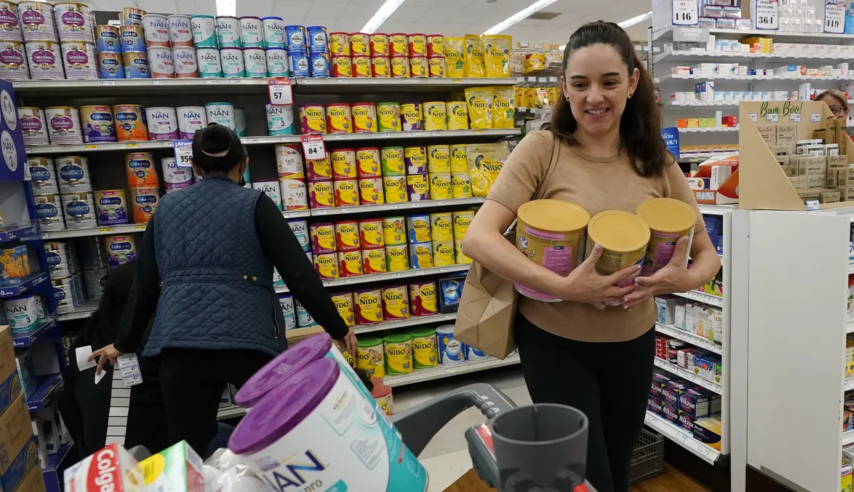 Michelle Saenz dari Santee, California membeli susu formula di toko kelontong di seberang perbatasan di Tijuana, Meksiko, Selasa (24/5/2022). Ketika kekurangan susu formula bayi berlanjut di Amerika Serikat, beberapa orang tua memilih untuk menyeberangi perbatasan ke Meksiko, di mana rak-raknya masih dipenuhi dengan pilihan untuk memberi makan bayi mereka. (AP Photo/Gregory Bull)