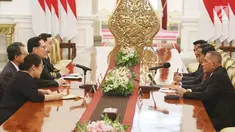 Suasana pertemuan Presiden Joko Widodo dan Menteri Pertahanan Korea Selatan Song Young-moo di Istana Merdeka, Jakarta, Rabu (31/1) . Pertemuan tersebut membahas kerjasama dalam pertahanan kedua negara. (Liputan6.com/Angga Yuniar)