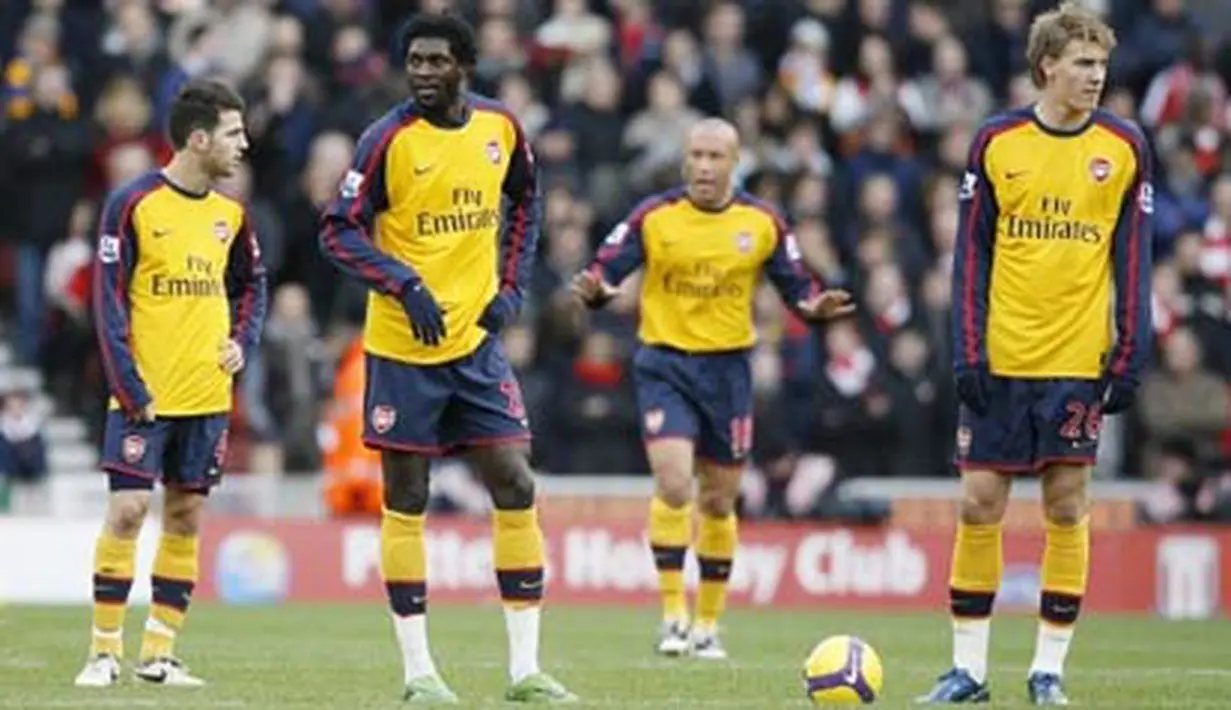 Arsenal players, Alexandre Song, Cesc Fabregas, Emmanuel Adebayor, Mikael Sivestre and Nicklas Bendtner are pictured during their Premier League match against Stoke City at Britannia Stadium on November 1, 2008. AFP PHOTO/IAN KINGTON