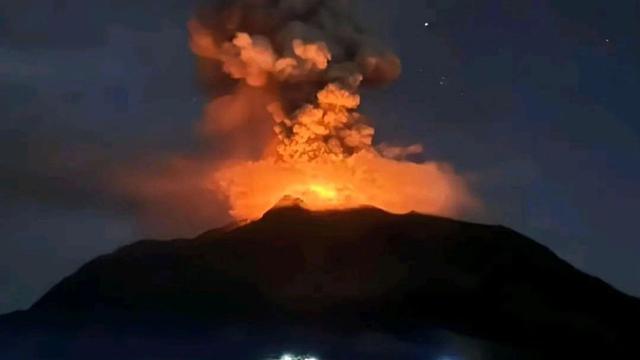 Gunung Ruang di Sulawesi Utara erupsi
