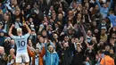 Striker Manchester City, Sergio Aguero berselebrasi usai mencetak gol ke gawang Manchester United pada lanjutan Liga Inggrid di stadion Etihad, Manchester (11/11). Sebelumnya, rambut Aguero berwarna hitam biasa. (AFP Photo/Oli Scarff)