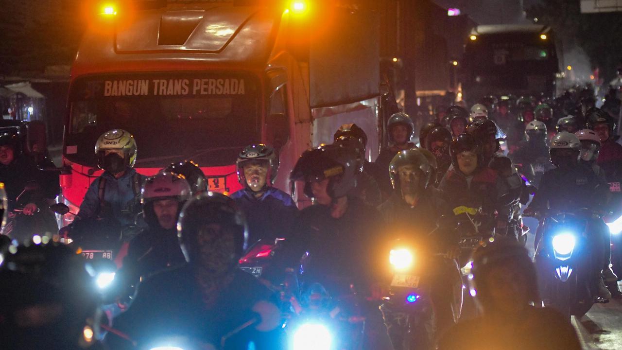 FOTO: Pemudik Padati Jalur Arteri Bekasi Cikampek