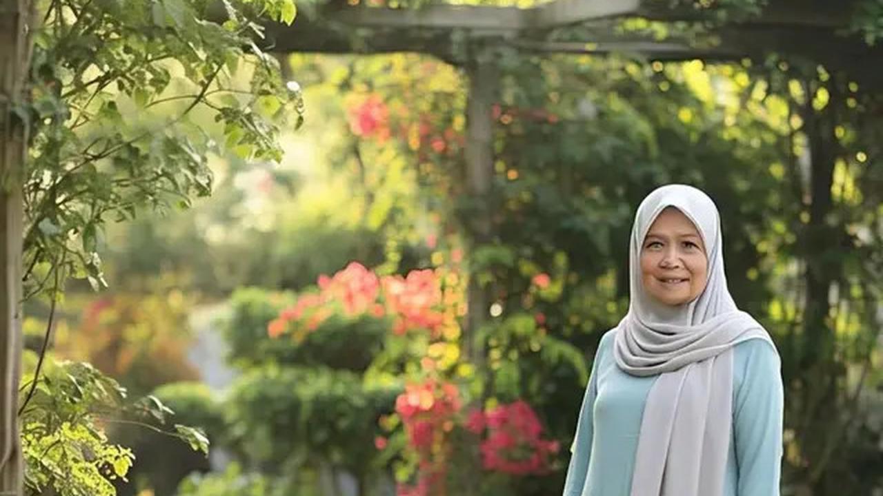 8 Model Gamis Terbaru untuk Usia 60-an, Tampil Modis dan Nyaman Sepanjang Hari