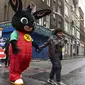 Para peserta mengenakan kostum tokoh hiburan anak berjalan untuk mengikuti Hamleys Natal Toy Parade di Regent Street di London, Inggris (20/11). Parade ini menghadirkan sejumlah karakter kartun dan mainan yang populer dikalangan anak. (AFP/Niklas Halle'n)