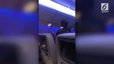 Seorang kakek tertangkap kamera sedang mengemis di pesawat penuh penumpang. Aksinya berbuah reaksi dari para kru pesawat.
