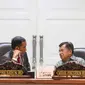 Presiden Joko Widodo bersama Wakil Presiden Jusuf Kalla saat rapat terbatas di Istana, Jakarta, Rabu (29/3). Rapat tersebut membahas akselerasi peningkatan peringkat Ease of Doing Business (EODB). (Liputan6.com/Angga Yuniar)