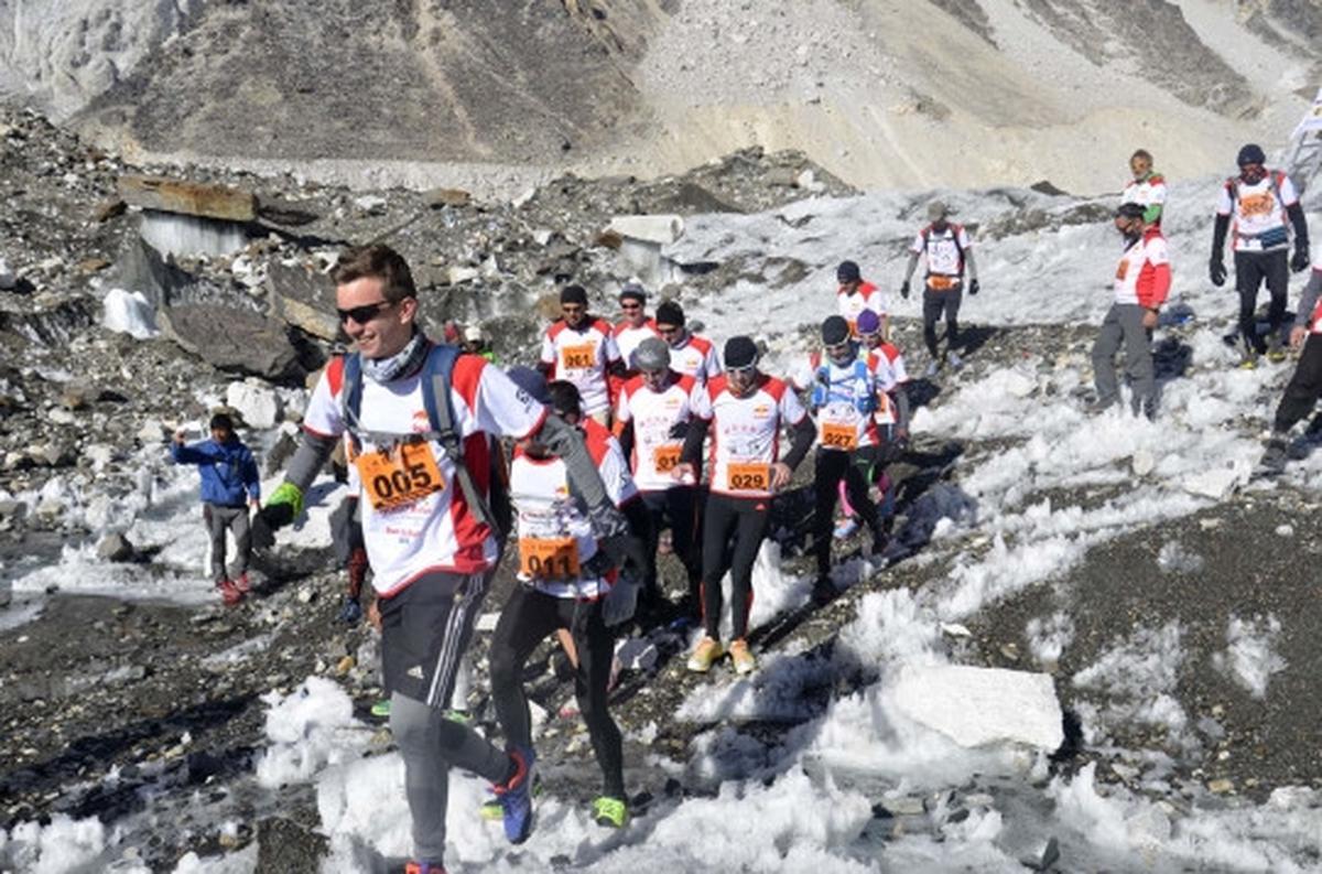 Aksi 54 atlet menantang dingin dengan ikut maraton di Everest