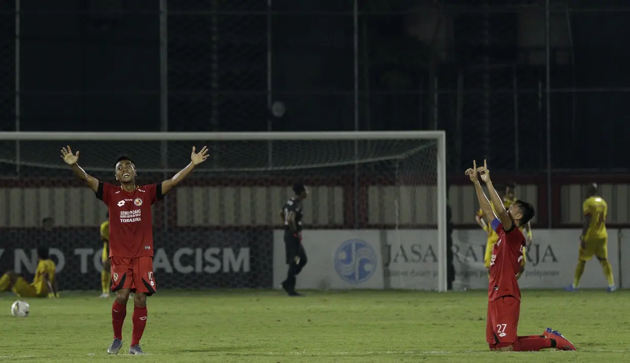 Pemain Semen Padang merayakan gol yang dicetak Flavio Junior ke gawang Bhayangkara FC pada laga Shopee Liga 1 di Stadion PTIK, Jakarta, Sabtu (2/11). Bhayangkara bermain imbang 2-2 atas Semen Padang. (Bola.com/Yoppy Renato)