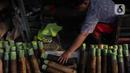 Memasak lemang memakan waktu yang tidak sedikit. Butuh waktu 4 sampai 6 jam untuk memanggang lemang agar matang sempurna. (Liputan6.com/Herman Zakharia)