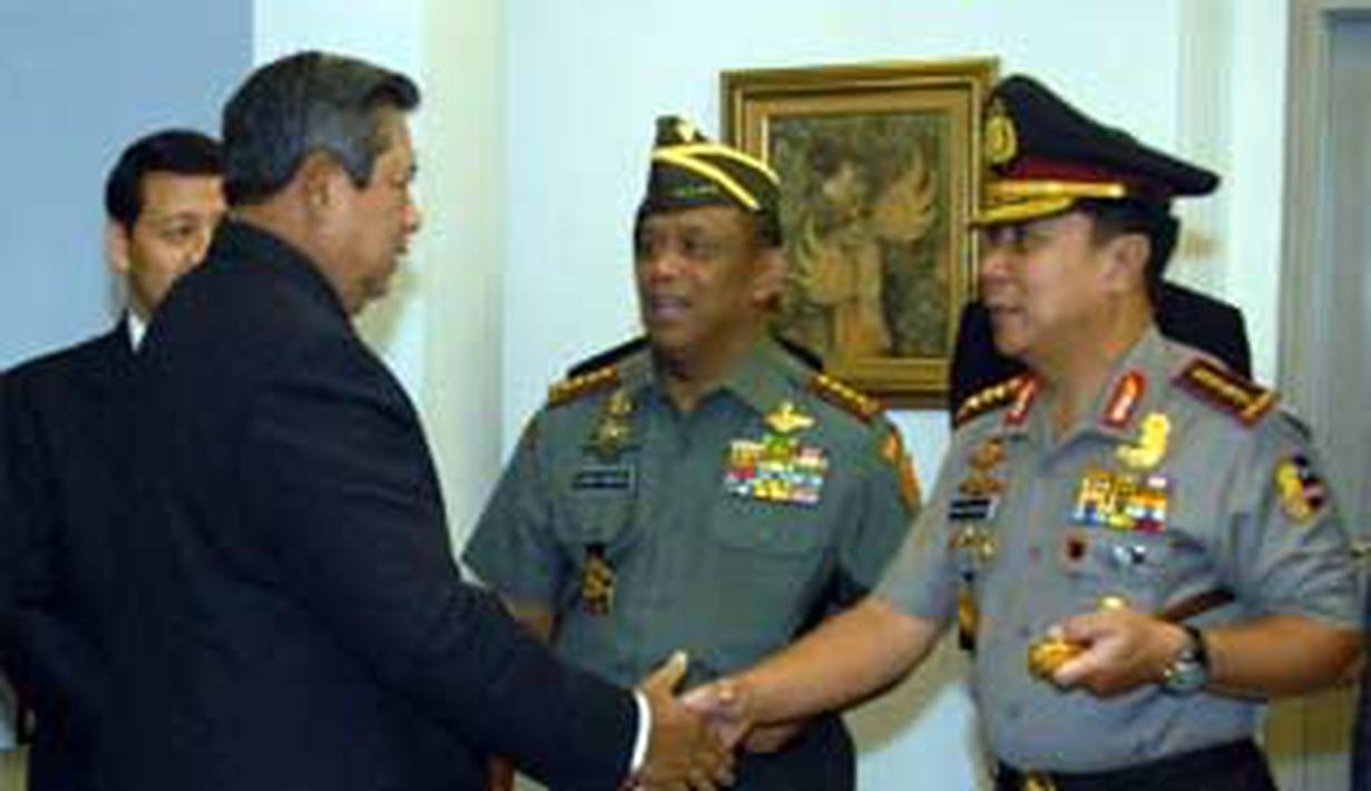 Presiden Yudhoyono berjabat tangan dengan Kapolri <a href='https://manado.tribunnews.com/tag/bambang-hendarso-danuri' title='Bambang Hendarso Danuri'>Bambang Hendarso Danuri</a>  (kanan) dan Panglima Djoko Santoso sesaat sebelum bertolak ke Singapura dan  Malaysia, Senin (17/5).(Antara) - Page 3 - Foto Liputan6.com