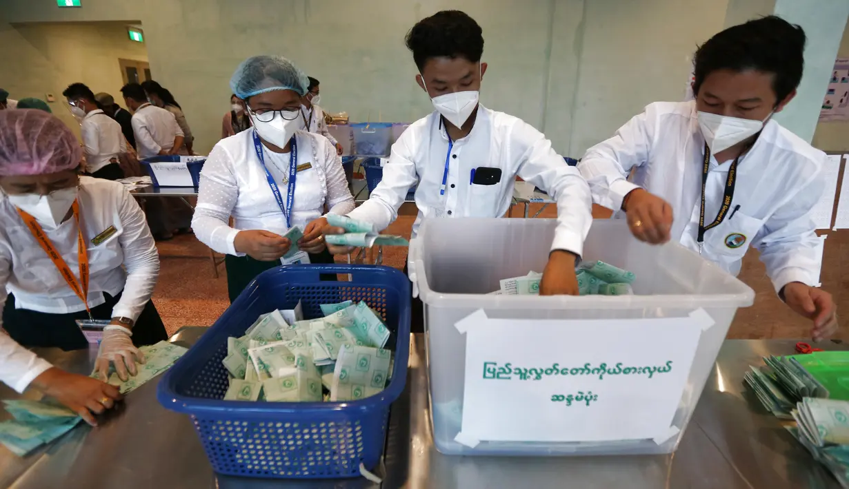 Para petugas Komisi Pemilihan Umum menghitung suara dalam pemilu multipartai di sebuah tempat pemungutan suara di Yangon, Myanmar, pada 8 November 2020. Myanmar sukses menyelesaikan pemungutan suara pemilu multipartai di seluruh negara tersebut pada Minggu (8/11) sore. (Xinhua/U Aung)