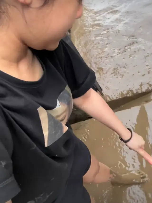 6 Potret Ziva Magnolya Ikut Bantu Bersihkan Lumpur Pasca Banjir, Rumahnya Tidak Terdampak