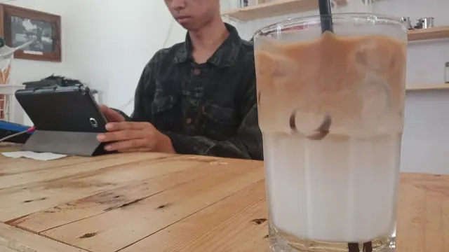 Segelas Es Latte khas Kopi Museum di Museum Kota Bandung.