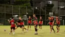 Para pemain Persija berlatih menjelang laga lanjutan BRI Super League 2025/2026 melawan PSM Makassar di lapangan latih Jakarta International Stadium, Jakarta, Kamis (19/02/2026). (Bola.com/Nur Iman Ali)