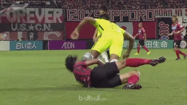 Berita video insiden bek Urawa Reds, Tomoaki Makino, yang menendang wajah pemain lawannya, Ken Tokura, di Liga Jepang.