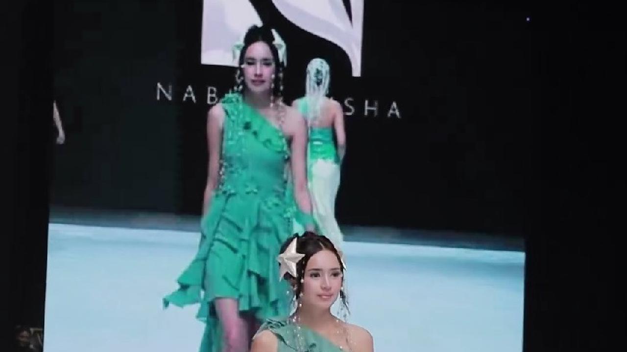 Potret Beby Tsabina Saat Melenggang di Indonesian Fashion Aesthetic dengan Gaya Unik dan Anggun