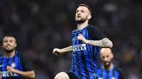 Gelandang Inter Milan, Marcelo Brozovic bicara soal peluang menyaingi Juventus. (MIGUEL MEDINA / AFP)