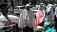 Jemaah haji Indonesia menyempatkan diri berbelanja di Pasar Jaafariyah atau Pasar Seng. (Dream)