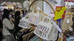 Pasar Tanah Abang menghadirkan konsep “Little Bangkok” untuk menggairahkan kembali penjualan busana di pasar produk tekstil terbesar di Asia Tenggara tersebut yang sempat lesu. (Liputan6.com/Angga Yuniar)