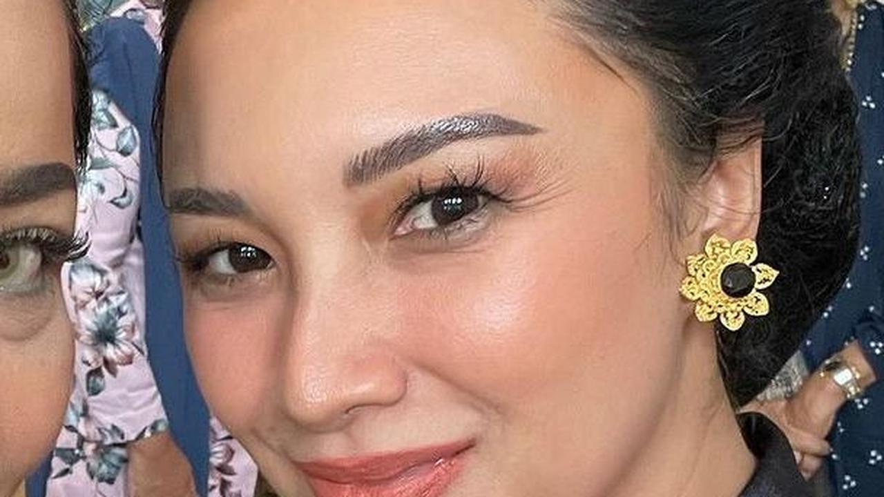 Kecantikan Tata pada momen itu membuat netizen kagum. Tata dinilai selalu cantik di setiap waktu.&nbsp;